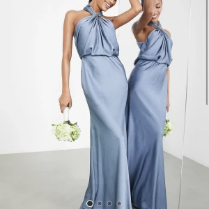 Klänning från ASOS - otroligt fin klänning från ASOS! Helt ny med lapparna på. Säljes då jag beställde flera men missade sista returdatumet. Superfin till bal, fest, eller bröllop! Fraktar men då står köparen för frakten eller möts upp i Stockholm (stadion)💓 Nypris:1569 kr 