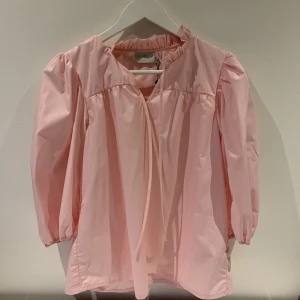 Rosa blus - Använd 1 gång! Nypris runt 800-900kr. 