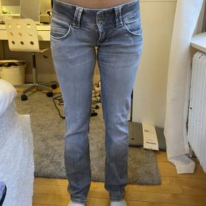 Grå jeans ifrån Pepe Jeans! Ganska smal bootcut och Low waist midja. Midjan är ganska stretchig. Innerbenslängd: ca 79cm Tvärs över midjan: ca 39cm