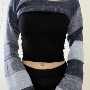 Stickad Tröja SUPER CROP - Arm längd: 60 cm 