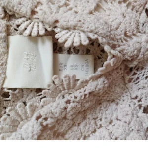 Söt body 🫶🌸 - En söt beige body från H&M storlek XS