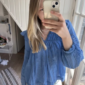 Dö snygg Neo Noir blus!🙏🏻😍 - Säljer min såååå fina neo noir blus då den tyvärr inte får så mycket användning av mig. Den är i nyskick och nästan aldrig använd av mig.🤦🏼‍♀️💕