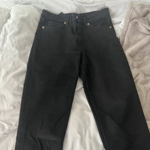 Svarta jeans - Nästan helt nya svarta jeans från monki endast använda 1 gång. Skriv för fler bilder.