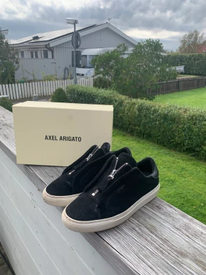 Axel Arigato  - Säljer ett par Axel Arigato skor. 8/10 skick i storlek 39. Box och dustbag medföljer. Hör av er om ni har några frågor. Pris kan diskuteras vid snabb affär!