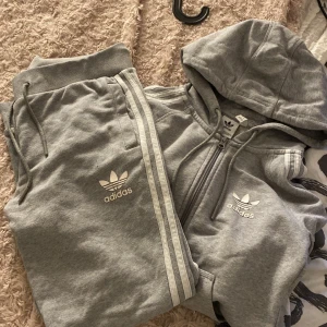 Grå adidas mjukisdress - Grå adidas mjukisdress i storlek Small. 
