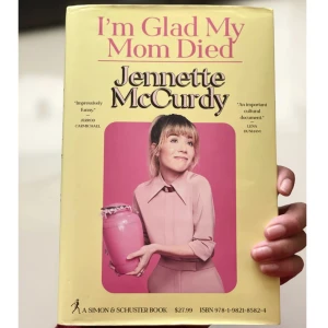 I'm Glad My Mom Died Bok av Jennette McCurdy - Säljer denna populära bok som jag nu har läst klart. En dunder bok.  Boken handlar om f.d. skådespelerskan Jennette McCurdy och hennes uppväxt/karriär som barnskådespelare och komplicerad relation till sin mamma.  Original språk Engelska  Nypris 280kr