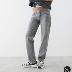 Skitsnygga gråa jeans från Gina Tricot💕 Bra skick, lånade bilder, skriv för fler bilder!! Liten slits längst ner