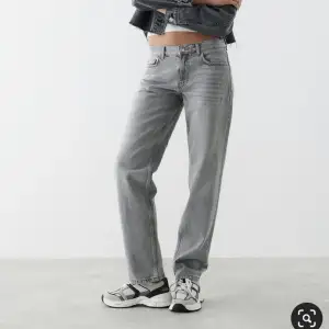 Skitsnygga gråa jeans från Gina Tricot💕 Bra skick, lånade bilder, skriv för fler bilder!! Liten slits längst ner