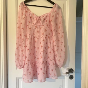 Klänning  - En klänning från Hollister som jag köpte i Nederländerna denna sommar. Aldrig använd men finns ingen prislapp. säljer pga vill inte ha längre. Köpt för 700kr, bra pris vid snabb affär! Storlek S. PRIS GÅR ATT DISKUTERA!