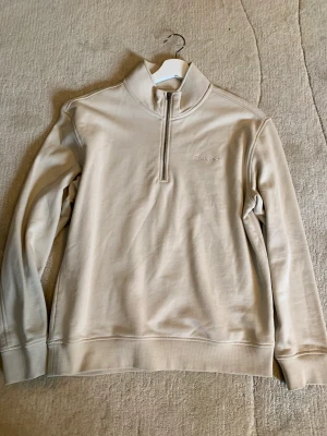 Dobber halv zip  - Halv zip från Dobber nu pris 599kr Storlek S och passar cirka 175cm! Ny skick använd fåtal gånger.