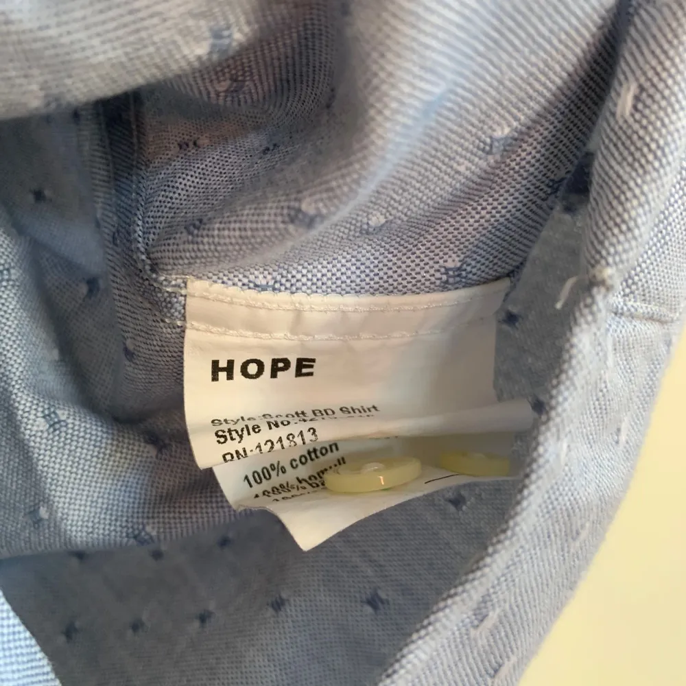Skjorta från Hope, modell Scott BD Shirt. Använd, men utan anmärkning.  Storlek: 52 Material: Bomull. Skjortor.