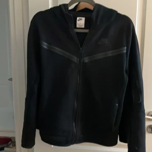 Nike tech fleece - Säljer min Nike tech fleece, hyfsat bra skick förutom lite lim som fastnat på armen, syns knappt. 