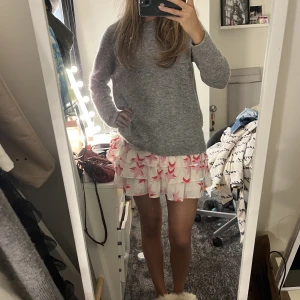 Kjol - Säljer min såå fina loavies kjol med stjärnor, stl xs! Går att ha både som kjol och topp 💘💋
