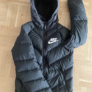 Nike jacka - Nike jacka i väldigt bra skick. Storlek 147-158 cm. Jag säljer jackan för att jag har växt ur den. Kan gå ner i pris vid snabb affär