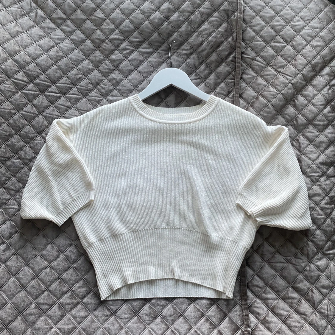 Söt tröja med markerad midja