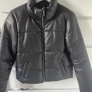 Skinnjacka storlek M - Skinnjacka använd fåtal gånger i fint skick. Storlek M