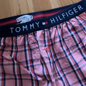 Pyjamasbyxor - Tommy Hilfiger - Helt oanvända pyjamasbyxor från Tommy Hilfiger   Storlek Xs, men passar även S.   