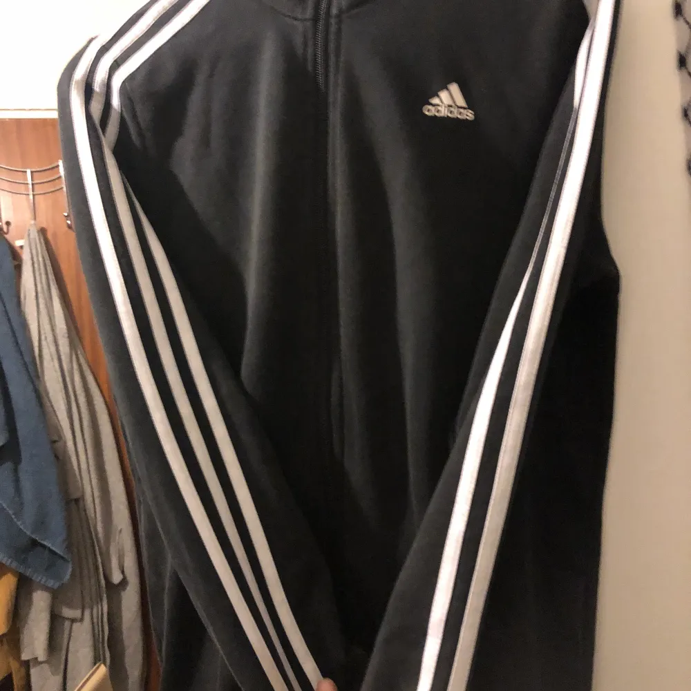 Adidas kofta strl S använd få gånger. Tröjor & Koftor.