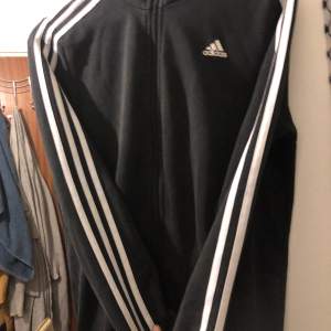 Adidas kofta strl S använd få gånger