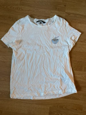 Vero Moda t-shirt - Säljer denna fina tröjan från vero moda med detalj då den inte kommer till användning längre 🫶🏻 Använd ca 2 gånger och bra skick (skrynklig på bilden eftersom jag hade den i en låda) ❤️