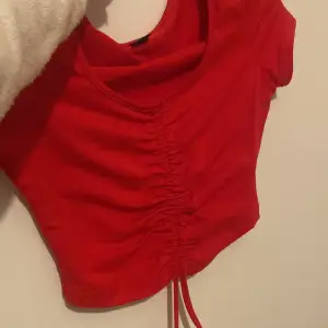 Säljer denna röda tröja, den har rep som man kan justera längden med. Aldrig använt. skriv privat om ni undrar över något