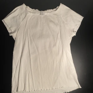 Fin, ribbad vit topp - Jätte skön, fin, snygg, tajt topp💝 Inte så jätte använd men endast lite skrynklig. Inga defekter eller fläckar🤍 Hör av dig för fler bilder, frakten betalas själv🤍 
