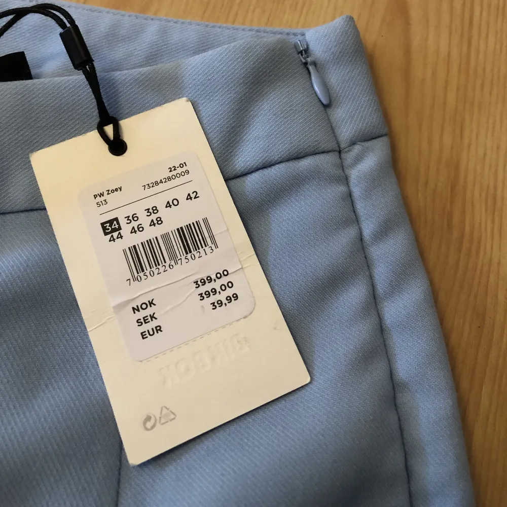 Jag säljer ett par ljus blåa byxor från bikbok, verkligen jätte fin färg! Helt nya så prislappen sitter kvar. Det är dragkedja på sidan som ni kan se på sista bilden:). Jeans & Byxor.
