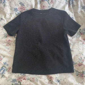 Glittrig t-shirt! - Jättefin glittrig t-shirt, jättefin till fest! Super fint skick, som ny! Storlek XS