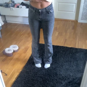 Gina jeans - Supersnygga mörkgråa jeans från Gina, använd fåtal gånger så i jättefint skick💞 