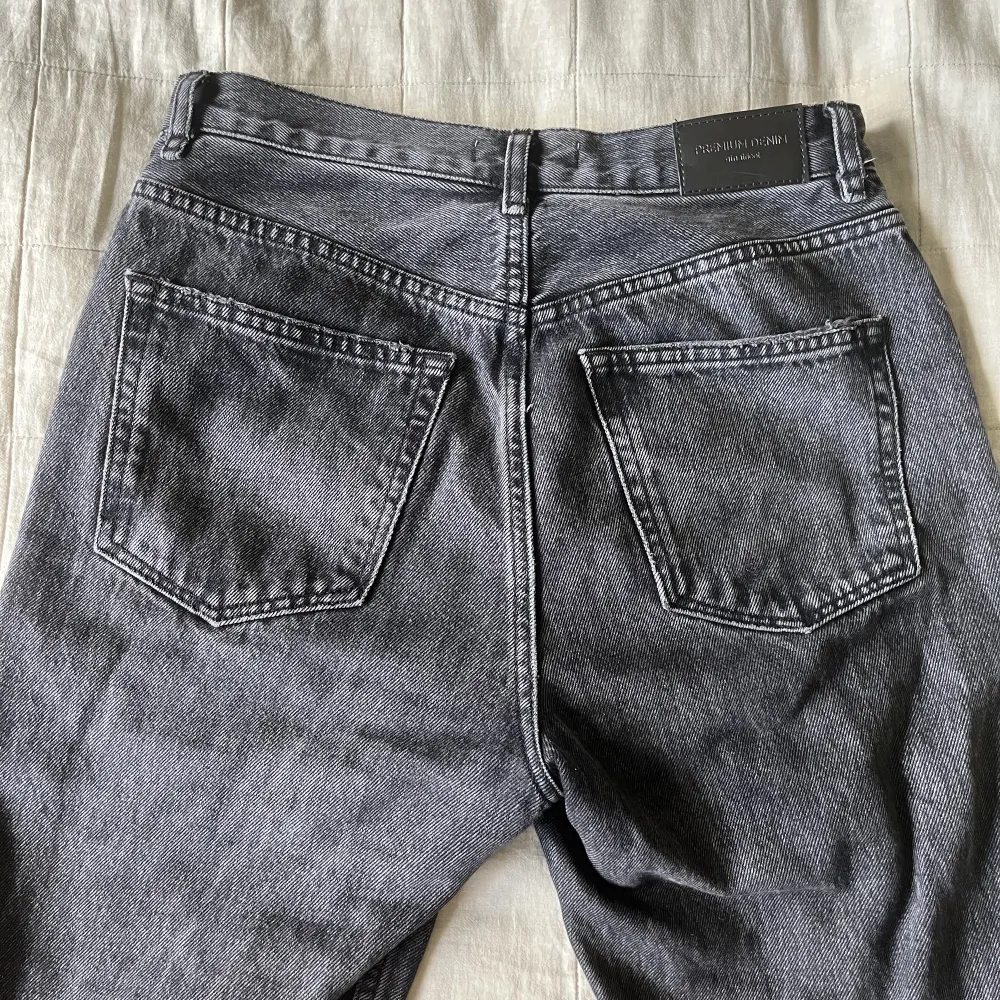 Ett par svarta jeans från Ginatricot som jag tyvärr inte passar vid midjan längre :( de är långa i benen och midwaist (jag är 166cm lång). Storlek 36. Jeans & Byxor.