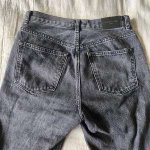 Ett par svarta jeans från Ginatricot som jag tyvärr inte passar vid midjan längre :( de är långa i benen och midwaist (jag är 166cm lång). Storlek 36