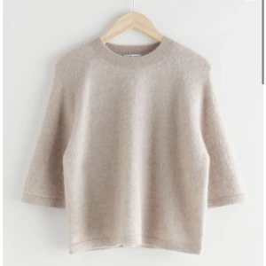 Stickat tshirt - Säljer denna tröja från other stories, original pris 670