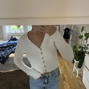 Stickad tröja / kofta  - Mysigt material!! Fina knappar, och jättemysig tröja / kofta. Storlek S från Zara