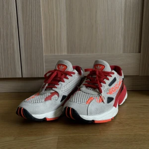 Adidas Fiorucci Falcon  - Säljer mina Adidas Fiorucci Falcon i storlek 38 2/3. Använda ca 10 gånger men nu står de bara, passar mig som har 39. Fint skick! 