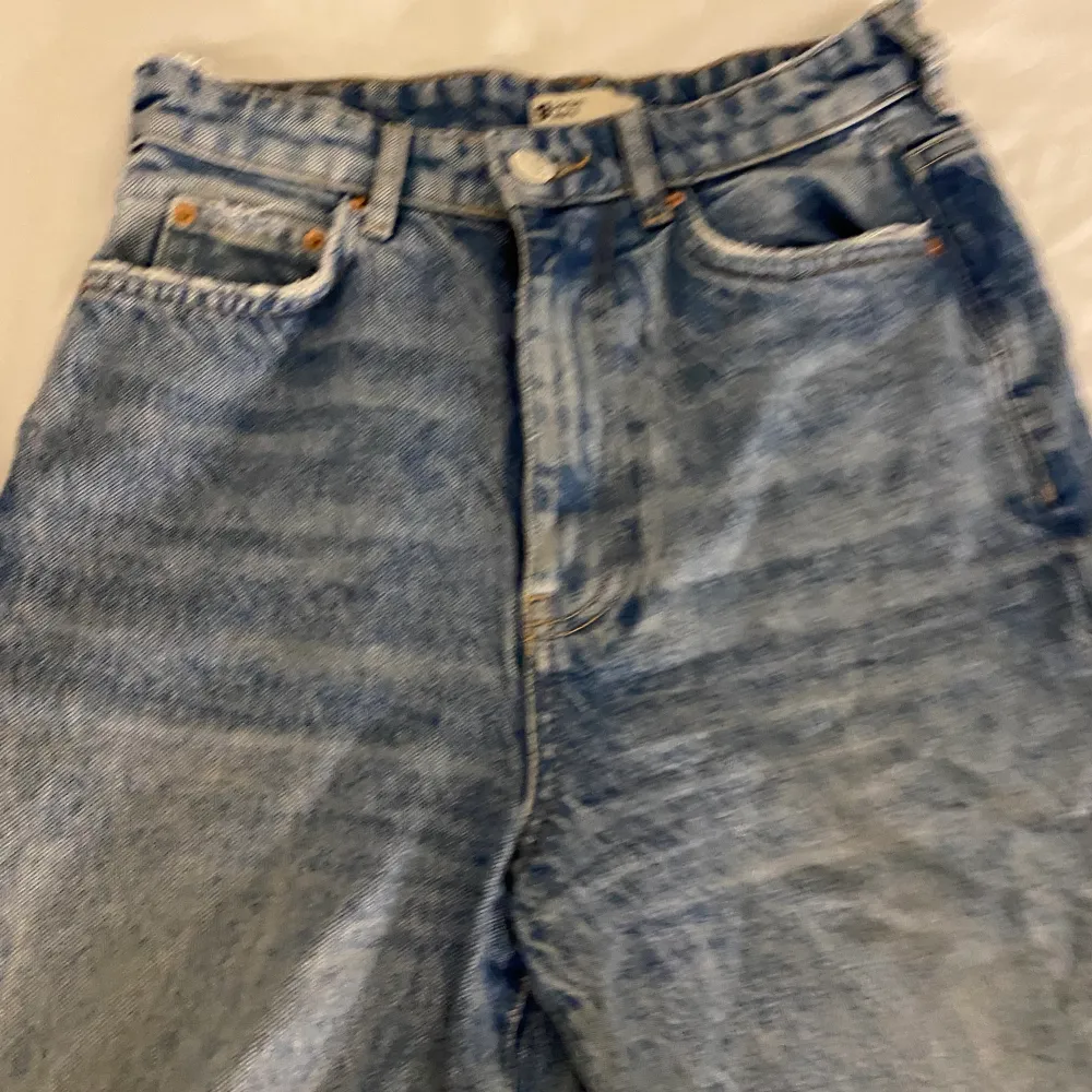 Ett par highwaist jeans som inte används längre. Nypris 400kr. Priset kan diskuteras . Jeans & Byxor.