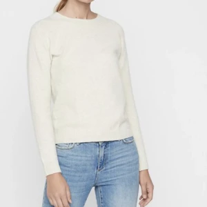 Stickad tröja  - Säljer min stickade tröja från Vero Moda i storlek S!💕