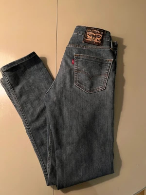 Levis jeans - Säljer dessa Levis 511. Inga skavanker på byxorna. Storlek W30 L32 Tveka inte att skriva om du har några frågor