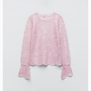 Meshtopp från Zara - Säljer denna jättesöta topp från Zara då den var för liten för mig. Är i storlek M, men passar egentligen som en XS. Helt oanvänd och lappen sitter kvar. Slutsåld💞