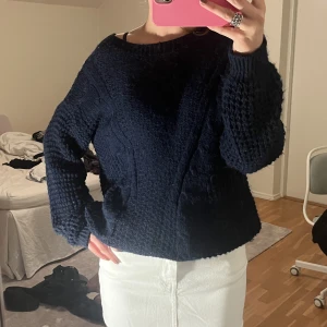 Stickad tröja  - Marinblå stickad tröja 