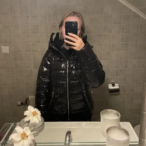 Jacka - Säljer en jättefin glansig jacka som kommer från nelly, väldigt skön❤️inga skador på något sätt. Storlek 38 men passar även mig som brukar ha mellan 32, 34❤️