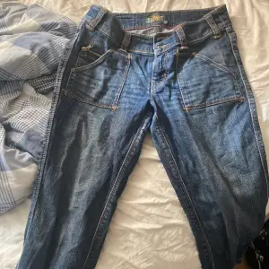 Såååå söta Capri jeans, dom är verkligen så tidigt tvåtusen tal🫶🫶 vacker design, möts upp helst!!