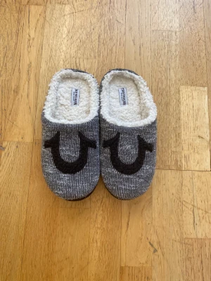 True religion tofflor  - Ett par feta true religion tofflor köpta för 700 mitt pris 350 inga fel på det knappt använda 