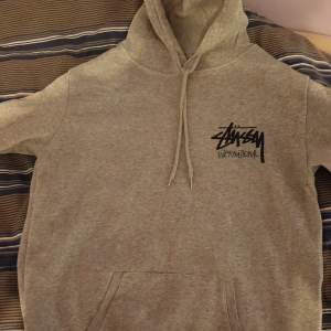 Stussy hoodie ganska nyligen köpt men användes ej alls. Däremot kan man se ett hål i fickan (andra bilden) förutom det är den rätt okej skick. Storleken är L men lutar mer åt M skulle jag tro :) (obs, pris diskuteras!) 