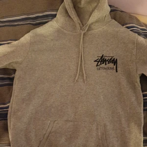 Stussy hoodie - Stussy hoodie ganska nyligen köpt men användes ej alls. Däremot kan man se ett hål i fickan (andra bilden) förutom det är den rätt okej skick. Storleken är L men lutar mer åt M skulle jag tro :) (obs, pris diskuteras!) 