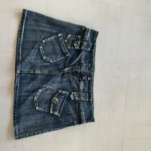 Supersnygg minikjol i jeans. Lågmidja med snea fickor. Köpt i Spanien men passar inte så har inga bilder hur den ser ut på🌸strl 34-36