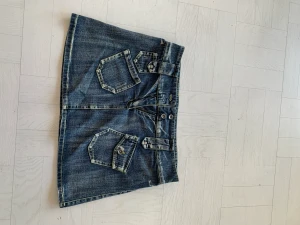 Lågmidjad jeanskjol/minikjol🌷 - Supersnygg minikjol i jeans. Lågmidja med snea fickor. Köpt i Spanien men passar inte så har inga bilder hur den ser ut på🌸strl 34-36