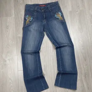 Säljer dessa urcoola secondhand jeans, detaljer på både framsida och baksida. De är stretchiga i materialet så skulle säga att de pssar allt från 36-40❣️