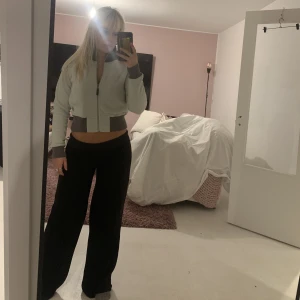 Grå Jacka/ Tjock kofta🌷 - Supersnygg grå kofta/jacka med fickor på sidorna. Använder inte då den är aningen för liten. Men supersnygg med cool detalj på ryggen. Strl S. Märke Mictral🥰