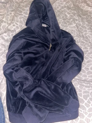 Juciy couture hoddie - Säljer denna juciy couture hoddien nu eftersom att den aldrig används, den är i barnstorleken i strl 14-15 år men sitter som en xxs/Xs/S❤️