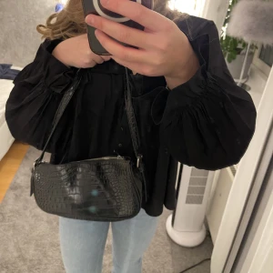 Väska - Jättefin liten väska från NLY accessories! Knappt använd och i väldigt bra skick 😍